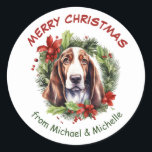 Basset Hound Christmas Poinsettia krans Ronde Sticker<br><div class="desc">Deze  Holiday stickers zijn voorzien van een prachtig waterverf portret van een Basset Hound dog. De hond is omlijst met een dennenbos,  hulst,  rode bessen en poinsettia krans. De aangepaste tekst staat in rood en groen boven en onder het afbeelding. Perfect voor uw kerstcorrespondentie of cadeaupakketten.</div>