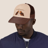 Basset Hound die binnen Trucker Pet (In situ)