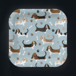 Basset Hound Dog-Botten en Borden papier Papieren Bordje<br><div class="desc">Cute Basset Hound-honden met bruine,  zwarte,  witte en citroenjassen met verspreide botten van honden en pootjes drukken een leuk hondpatroon.</div>