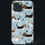 Basset Hound Dog Botten en Paws Case-Mate iPhone Case<br><div class="desc">Cute Basset Hound-honden met bruine,  zwarte,  witte en citroenjassen met verspreide botten van honden en pootjes drukken een leuk hondpatroon.</div>