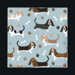 Basset Hound Dog Botten en Paws Magnet<br><div class="desc">Cute Basset Hound-honden met bruine, zwarte, witte en citroenjassen met verspreide botten van honden en pootjes drukken een leuk hondpatroon.</div>