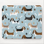Basset Hound Dog Botten en Paws Muismat<br><div class="desc">Cute Basset Hound-honden met bruine, zwarte, witte en citroenjassen met verspreide botten van honden en pootjes drukken een leuk hondpatroon.</div>