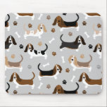 Basset Hound Dog Botten en Paws Muismat<br><div class="desc">Cute Basset Hound-honden met bruine, zwarte, witte en citroenjassen met verspreide botten van honden en pootjes drukken een leuk hondpatroon.</div>