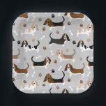 Basset Hound Dog Botten en Paws Papieren Bordje<br><div class="desc">Cute Basset Hound-honden met bruine,  zwarte,  witte en citroenjassen met verspreide botten van honden en pootjes drukken een leuk hondpatroon.</div>