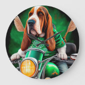 Basset Hound Dog fiets St. Patrick's Day Grote Klok (Voorkant)