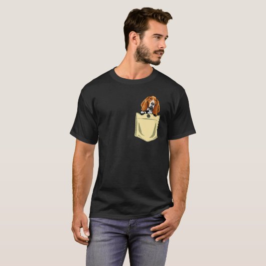 Basset Hound Dog in Pocket Puppy T-shirt (Voorkant volledig)