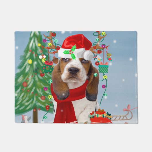 Basset Hound Dog in sneeuw met kerstcadeautjes Deurmat (Voorkant)