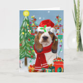 Basset Hound Dog in sneeuw met kerstcadeautjes Kaart (Voorkant)