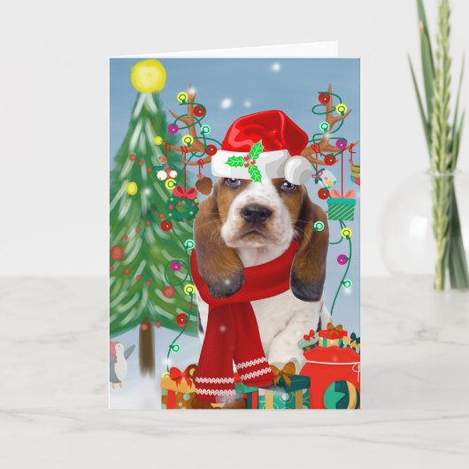 Basset Hound Dog in sneeuw met kerstcadeautjes Kaart (Voorkant)