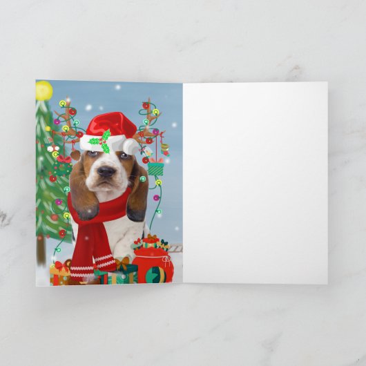 Basset Hound Dog in sneeuw met kerstcadeautjes Kaart (Binnen)