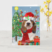 Basset Hound Dog in sneeuw met kerstcadeautjes Kaart (Gele Bloem)