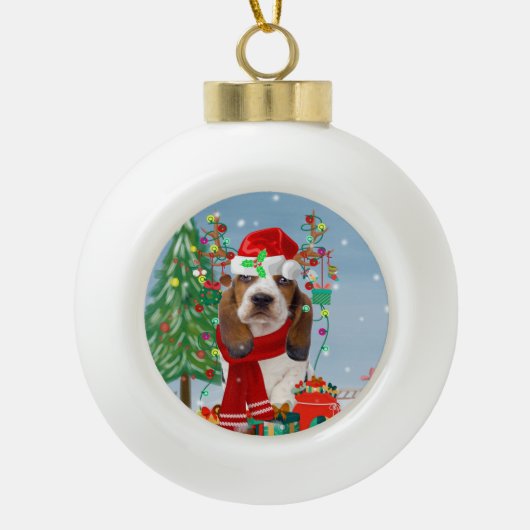 Basset Hound Dog in sneeuw met kerstcadeautjes Keramische Bal Ornament (Voorkant)