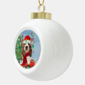 Basset Hound Dog in sneeuw met kerstcadeautjes Keramische Bal Ornament (Rechts)