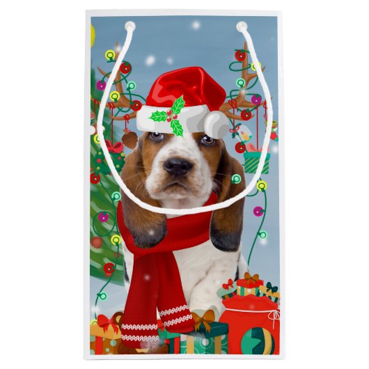 Basset Hound Dog in sneeuw met kerstcadeautjes Klein Cadeauzakje (Achterkant)