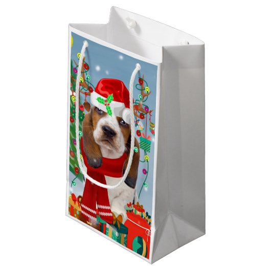 Basset Hound Dog in sneeuw met kerstcadeautjes Klein Cadeauzakje (Voorkant Gekanteld)