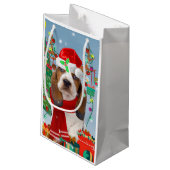 Basset Hound Dog in sneeuw met kerstcadeautjes Klein Cadeauzakje (Achterkant Gekanteld)