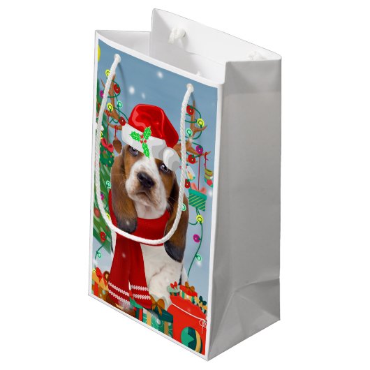 Basset Hound Dog in sneeuw met kerstcadeautjes Klein Cadeauzakje (Achterkant Gekanteld)