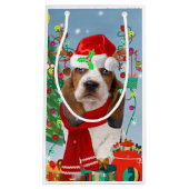 Basset Hound Dog in sneeuw met kerstcadeautjes Klein Cadeauzakje (Voorkant)