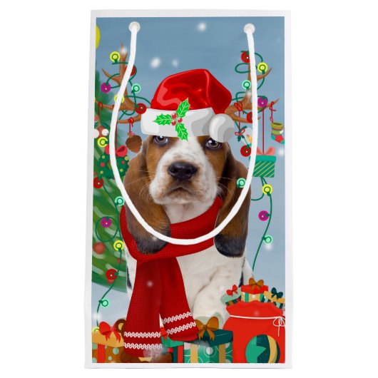 Basset Hound Dog in sneeuw met kerstcadeautjes Klein Cadeauzakje (Voorkant)