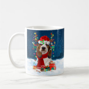 Basset Hound Dog in sneeuw met kerstcadeautjes Koffiemok