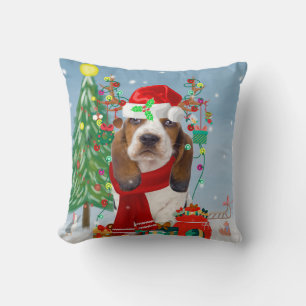 Basset Hound Dog in sneeuw met kerstcadeautjes Kussen