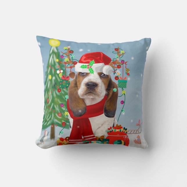 Basset Hound Dog in sneeuw met kerstcadeautjes Kussen (Voorkant)