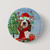 Basset Hound Dog in sneeuw met kerstcadeautjes Ronde Button 5,7 Cm (Voorkant)