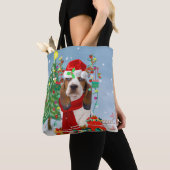 Basset Hound Dog in sneeuw met kerstcadeautjes Tote Bag (Dichtbij)