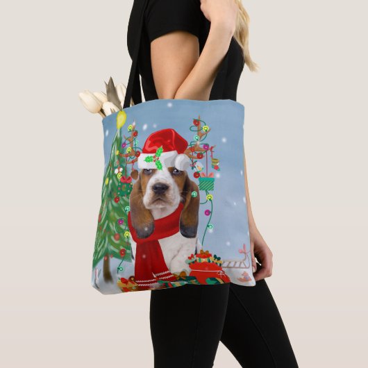Basset Hound Dog in sneeuw met kerstcadeautjes Tote Bag (Dichtbij)