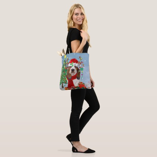 Basset Hound Dog in sneeuw met kerstcadeautjes Tote Bag (Op model)
