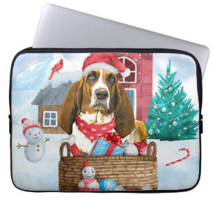Basset Hound Dog in sneeuwkersthondenhuis Laptop Sleeve