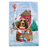 Basset Hound Dog in sneeuwkersthondenhuis Medium Cadeauzakje (Voorkant)