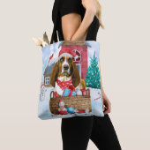 Basset Hound Dog in sneeuwkersthondenhuis Tote Bag (Dichtbij)