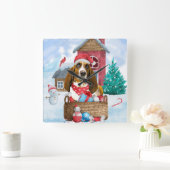 Basset Hound Dog in sneeuwkersthondenhuis Vierkante Klok (Huis)