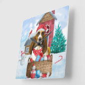 Basset Hound Dog in sneeuwkersthondenhuis Vierkante Klok (Hoek)