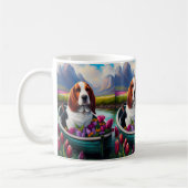 Basset Hound Dog op een peddel: Een Schilderachtig Koffiemok (Links)
