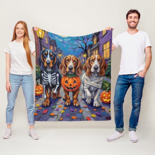 Basset Hound Dogs Trick-or-Treating tijdens Hallow Fleece Deken (In situ)