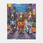 Basset Hound Dogs Trick-or-Treating tijdens Hallow Fleece Deken (Voorkant)