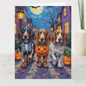 Basset Hound Dogs Trick-or-Treating tijdens Hallow Kaart (Voorkant)