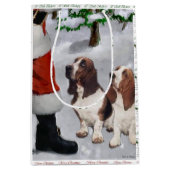 Basset Hound Gelooft Kerstmis Medium Cadeauzakje (Voorkant)