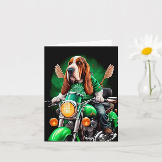 Basset Hound-hond rijdt op fiets St. Patrick's Day Kaart (Kleine Plant)