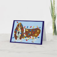 Basset Hound in de knoop met kerstverlichting
