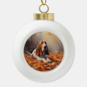 Basset Hound in herfstbladeren Herfst Inspire Keramische Bal Ornament (Voorkant)