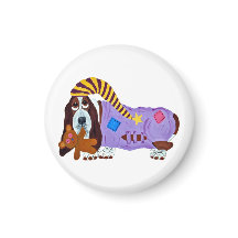 Basset Hound in pyjama's met teddybeer