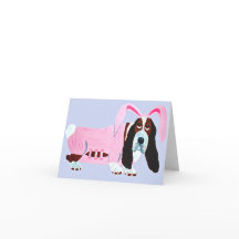 Basset Hound in roze konijnenpak