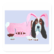 Basset Hound in roze konijnenpak
