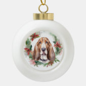 Basset Hound Kerstkrans Feestelijke Pup Keramische Bal Ornament (Voorkant)
