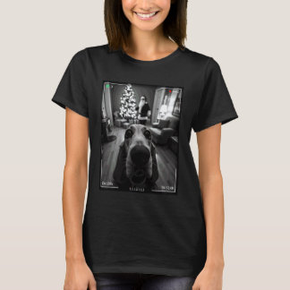 Basset Hound Legt Kerstman Vast Op Camera Kerstmis T-shirt