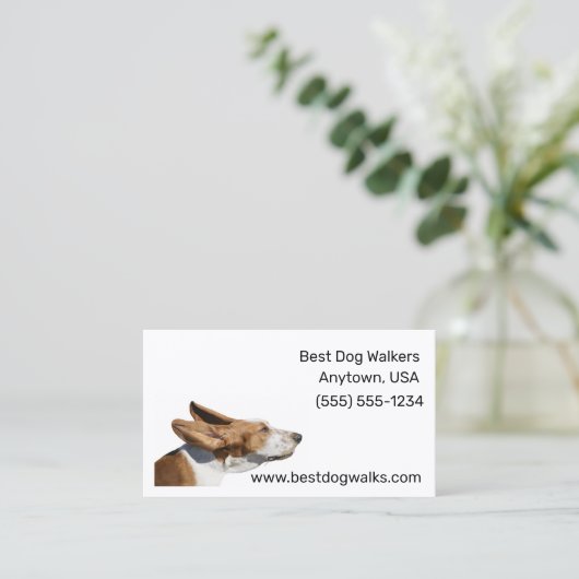 Basset Hound met flapperende oren in Wind Hond Wal Visitekaartje (Staand voorkant)