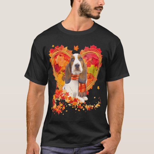 Basset Hound met hart gemaakt van herfstbladeren T-shirt (Voorkant)